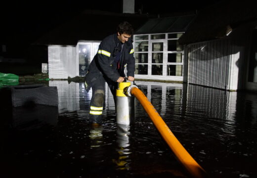 Frivillige pumpede vand væk i flere dage fra et oversvømmet sommerhusområde ved Vejers i Vestjylland i november 2019. (Foto: Kristian Baggesgaard)