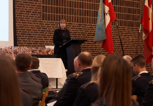 Kultur- og kirkeminister Joy Mogensen viste i sin tid som borgmester i Roskilde et stort engagement i beredskabet. Fredag den 2. oktober holdt hun på Hotel Nyborg Strand en flot og rørende tale til prismodtagerne - og senere overrakte hun diplomer og blomster til dem sammen med Morten Andersen, borgmester i Nordfyns Kommune og formand for beredskabskommissionen for Beredskab Fyn. (Foto: Emil Vendelbo Stegemejer)